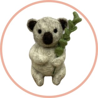 Handgemaakte wol vilt hanger Koala met Eucalyptus tak
