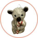 Handgemaakte wol vilt hanger Koala met Candy Cane